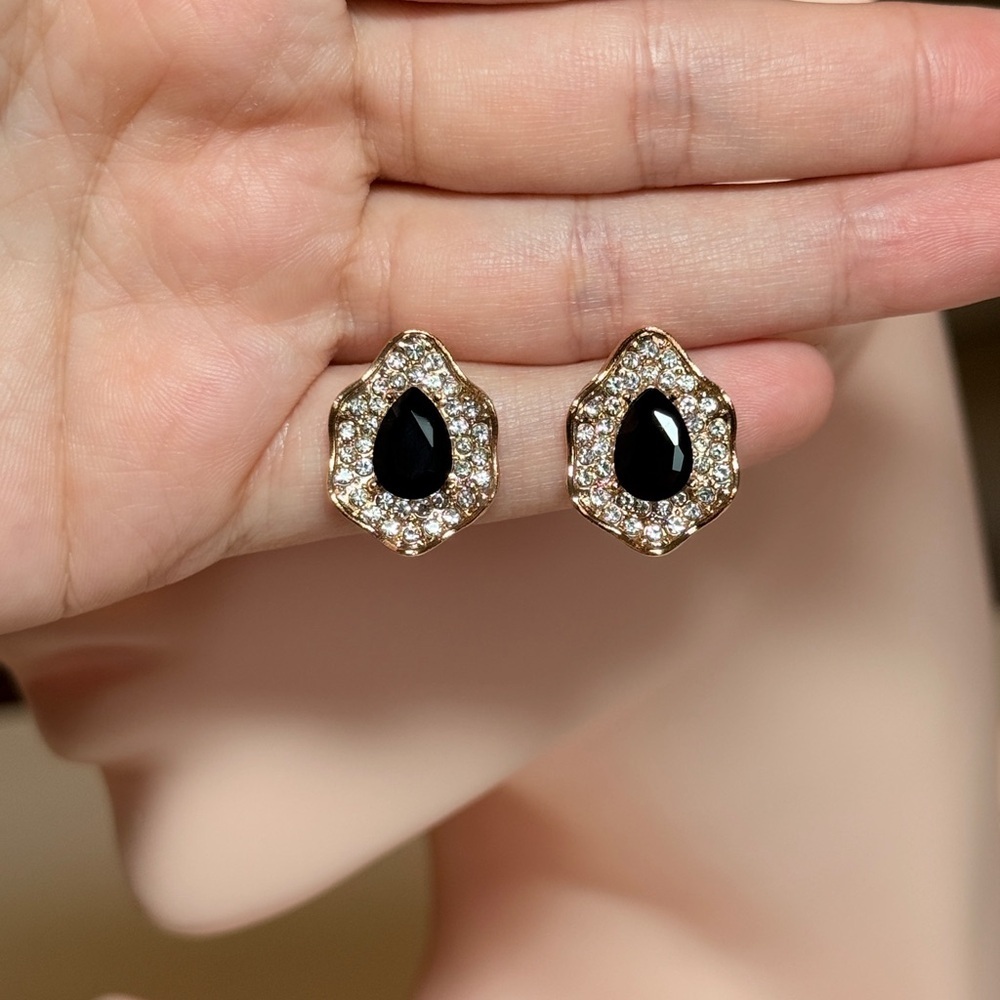 Elegant Black and Gold Teardrop Earrings - Picture 11 of 11